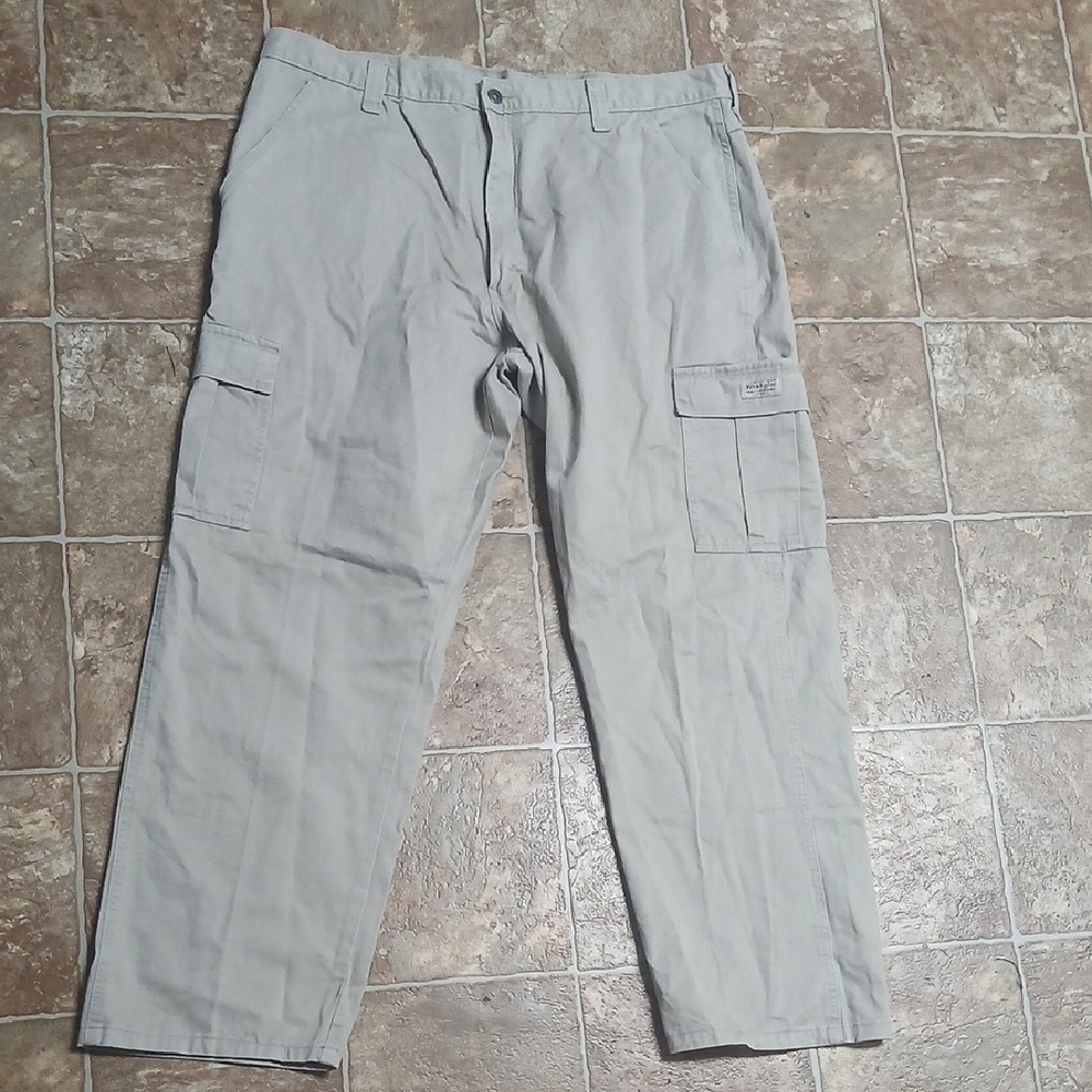 NWT Wrangler Cargo Pants for Men Khaki Color Size 40x30